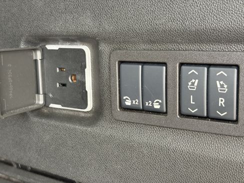 Used 2025 GMC Yukon XL Denali AWD/4WD image 10