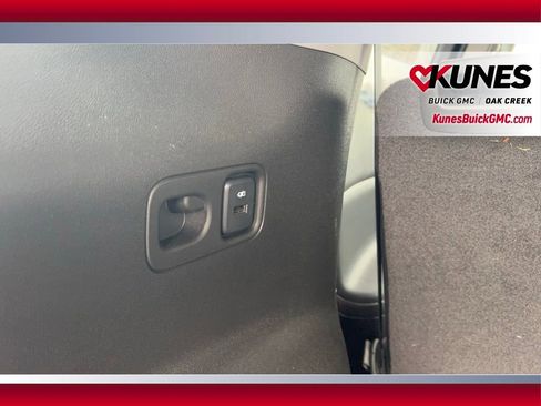 Used 2023 GMC Acadia SLE w/ Driver Convenience Package image 8