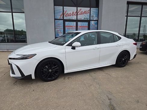 Used 2025 Toyota Camry SE FWD image 4