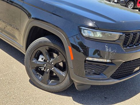Used 2023 Jeep Grand Cherokee Limited w/ Black Appearance Package AWD/4WD image 9