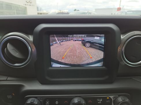 Used 2020 Jeep Wrangler Unlimited Sahara w/ Cold Weather Group image 16