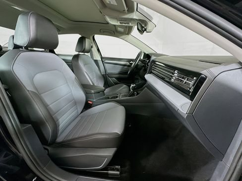 Used 2025 Volkswagen Jetta SE image 30