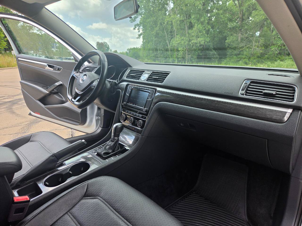 Used 2017 Volkswagen Passat 1.8T SE FWD image 28
