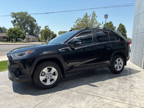 Used 2021 Toyota RAV4 XLE w/ Convenience Package AWD/4WD image 4