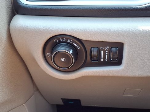 Used 2024 Chrysler Pacifica Touring-L FWD image 11