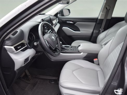 Used 2021 Toyota Highlander XLE AWD/4WD image 11