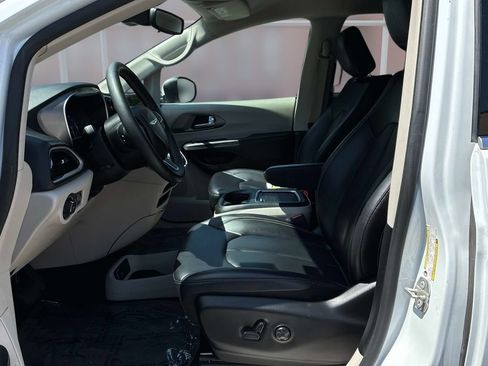 Used 2023 Chrysler Pacifica Touring-L FWD image 25