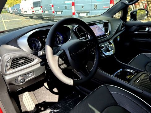 New 2026 Chrysler Pacifica Limited w/ Uconnect Theater Family Group image 16