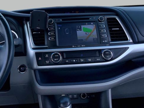Used 2018 Toyota Highlander XLE FWD image 7