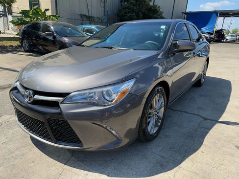 Used 2016 Toyota Camry SE image 3