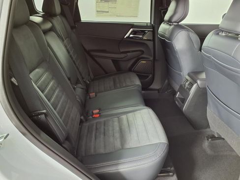 New 2025 Mitsubishi Outlander SE image 11