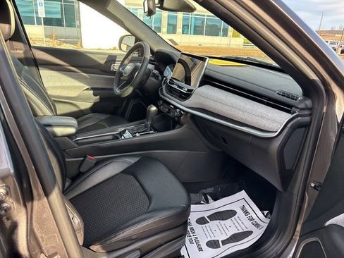 Used 2024 Jeep Compass Latitude image 9