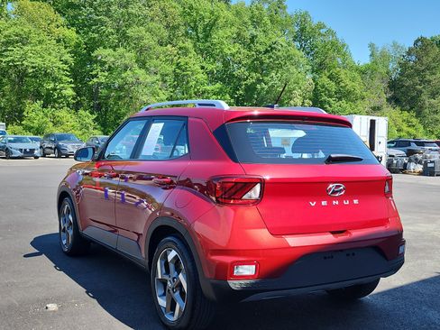 Used 2025 Hyundai Venue SEL FWD image 3