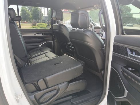 Used 2024 Jeep Wagoneer L Series II w/ Flexible Seating Group AWD/4WD image 21