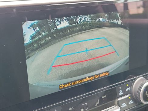 Used 2025 Toyota Highlander XLE FWD image 27