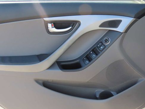 Used 2015 Hyundai Elantra Limited image 19