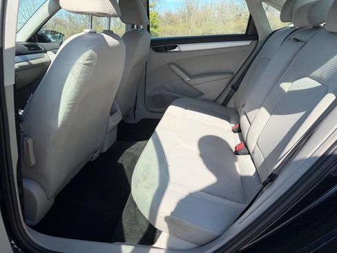 Used 2017 Volkswagen Passat 1.8T S image 9