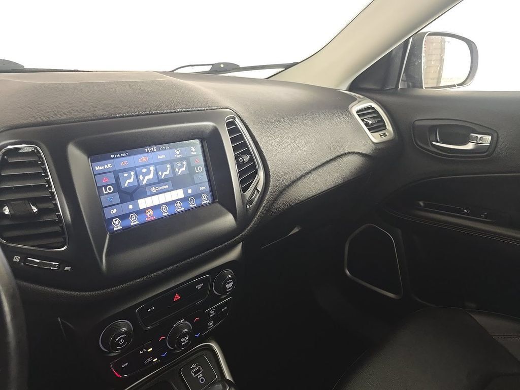 Used 2021 Jeep Compass Latitude w/ Convenience Group AWD/4WD image 3
