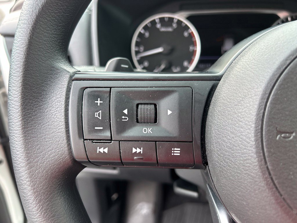 Used 2023 Nissan Rogue S AWD/4WD image 18