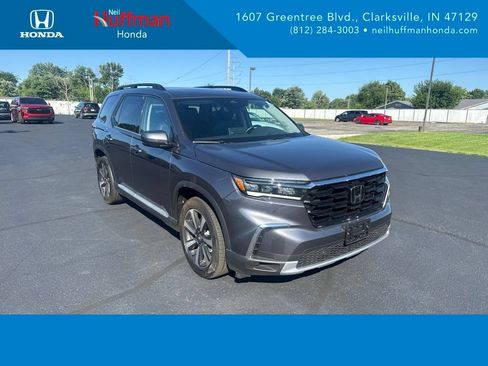 Used 2025 Honda Pilot Touring image 1