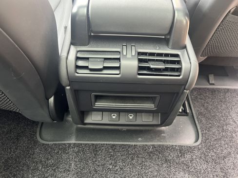 Used 2025 Land Rover Defender 90 X-Dynamic SE image 12