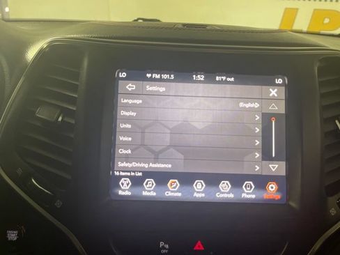 Used 2019 Jeep Cherokee Trailhawk w/ Comfort/Convenience Group AWD/4WD image 32