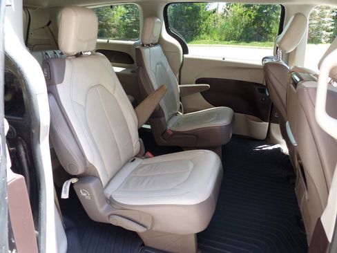 Used 2019 Chrysler Pacifica Touring-L Plus w/ Tire & Wheel Group FWD image 41