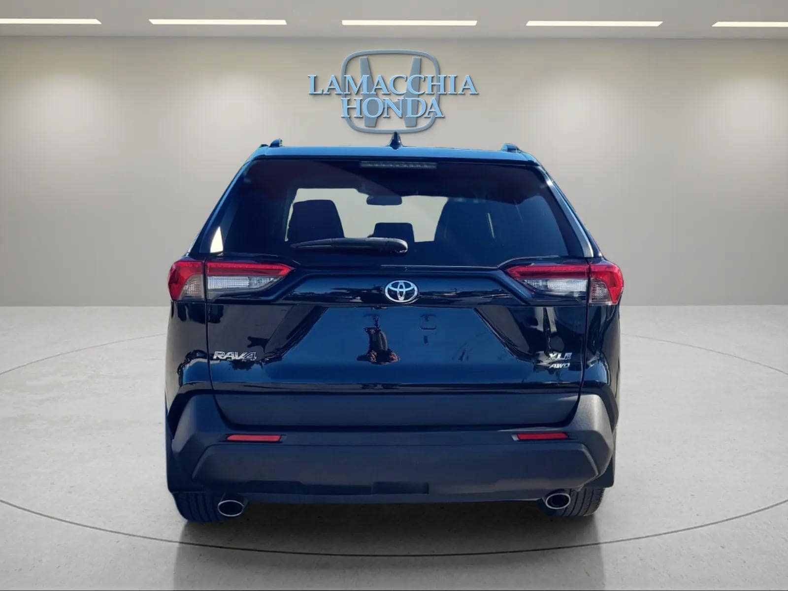 Used 2021 Toyota RAV4 XLE Premium AWD/4WD image 4