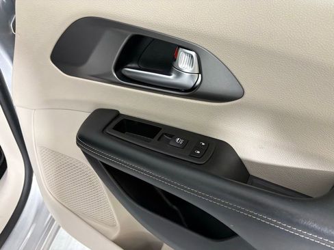 Used 2023 Chrysler Pacifica Touring-L FWD image 13