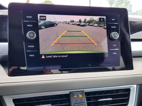 Certified 2025 Volkswagen Taos SE AWD/4WD image 14
