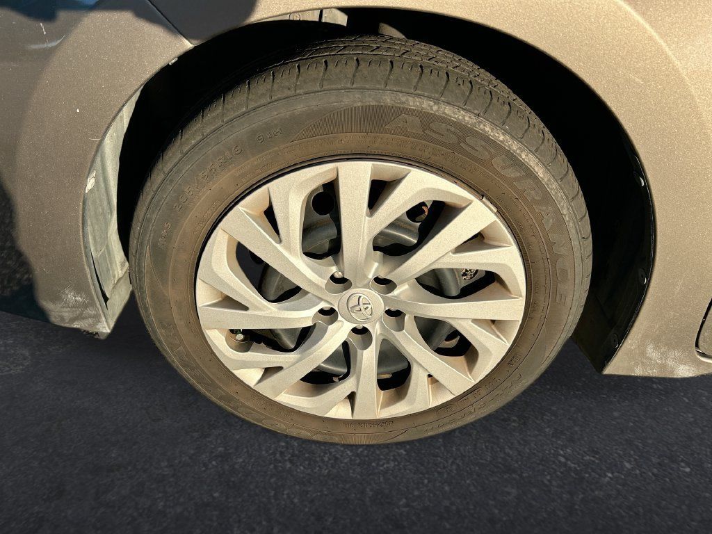 Used 2017 Toyota Corolla LE FWD image 10
