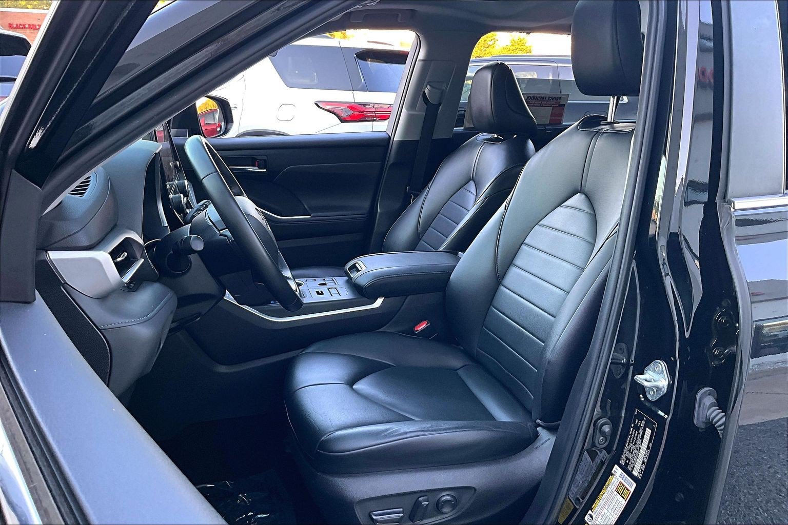Used 2023 Toyota Highlander XLE AWD/4WD image 23