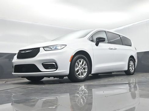 Used 2024 Chrysler Pacifica Touring-L FWD image 45
