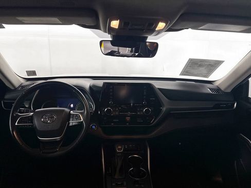 Used 2022 Toyota Highlander XLE AWD/4WD image 12