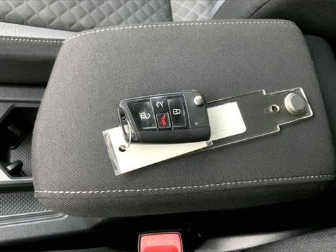 Used 2018 Volkswagen Tiguan S image 11