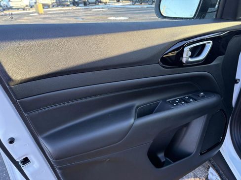 New 2026 Jeep Compass Latitude image 13