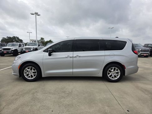 Used 2024 Chrysler Pacifica Touring-L FWD image 2