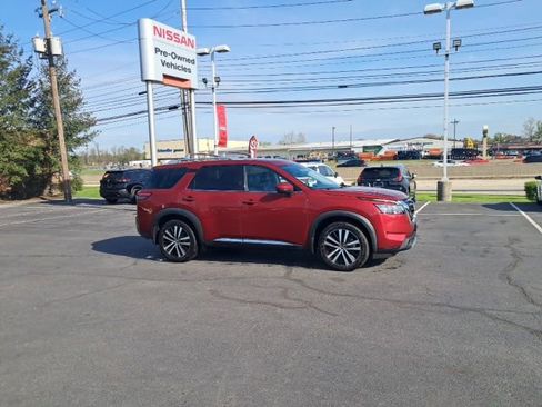 Used 2023 Nissan Pathfinder Platinum w/ Cargo Package image 4