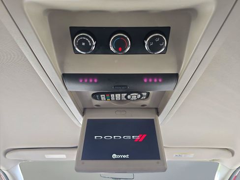 Used 2013 Dodge Grand Caravan SXT w/ UConnect Hands-Free Group FWD image 19