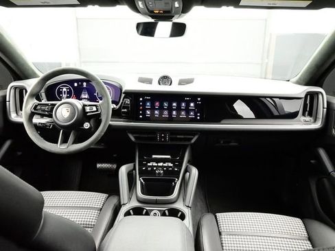 Certified 2024 Porsche Cayenne Coupe AWD/4WD image 20
