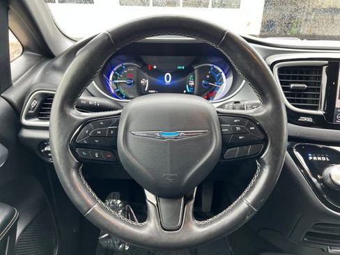 Used 2020 Chrysler Pacifica Touring-L w/ S Appearance Package image 21