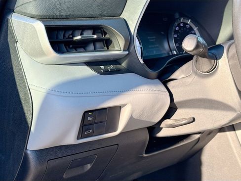 Used 2022 Toyota Highlander XLE image 11