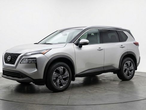 Used 2025 Nissan Rogue SV FWD image 2