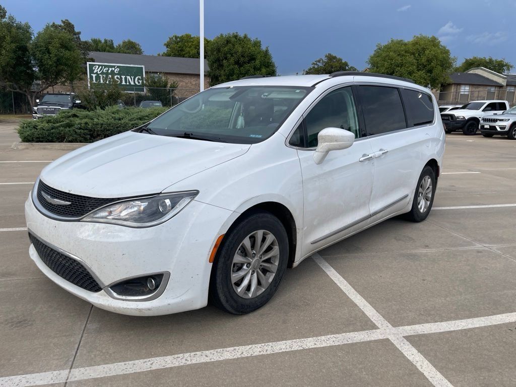 Used 2017 Chrysler Pacifica Touring-L FWD image 1