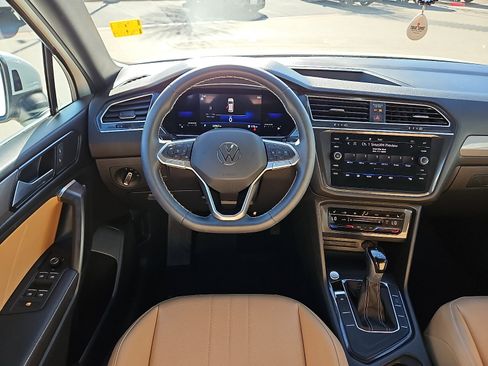 Certified 2022 Volkswagen Tiguan SE image 6