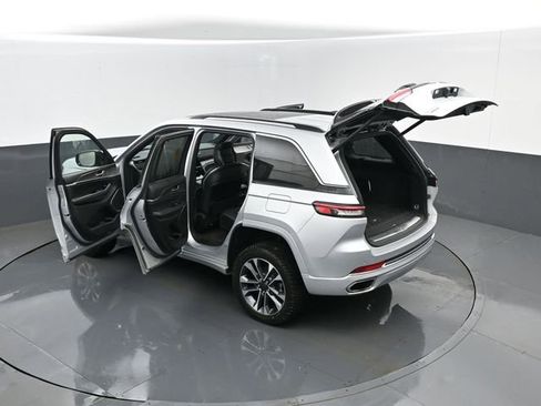 Used 2023 Jeep Grand Cherokee Overland w/ Luxury Tech Group IV AWD/4WD image 31