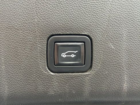 Used 2023 Chevrolet Traverse Premier image 25