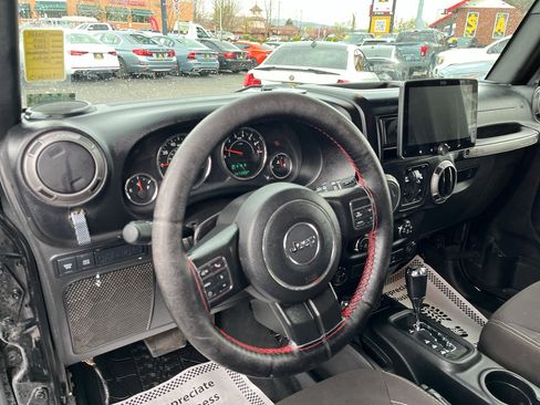 Used 2015 Jeep Wrangler Unlimited Rubicon w/ Max Tow Package image 13