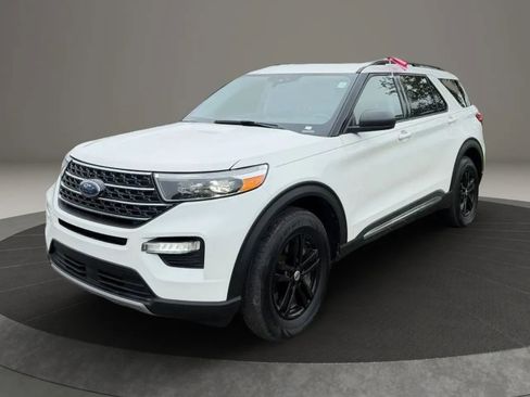 Used 2021 Ford Explorer XLT w/ Equipment Group 202A AWD/4WD image 2