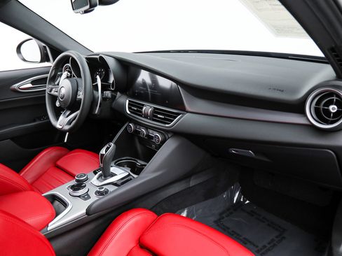 Used 2023 Alfa Romeo Giulia Veloce RWD image 10